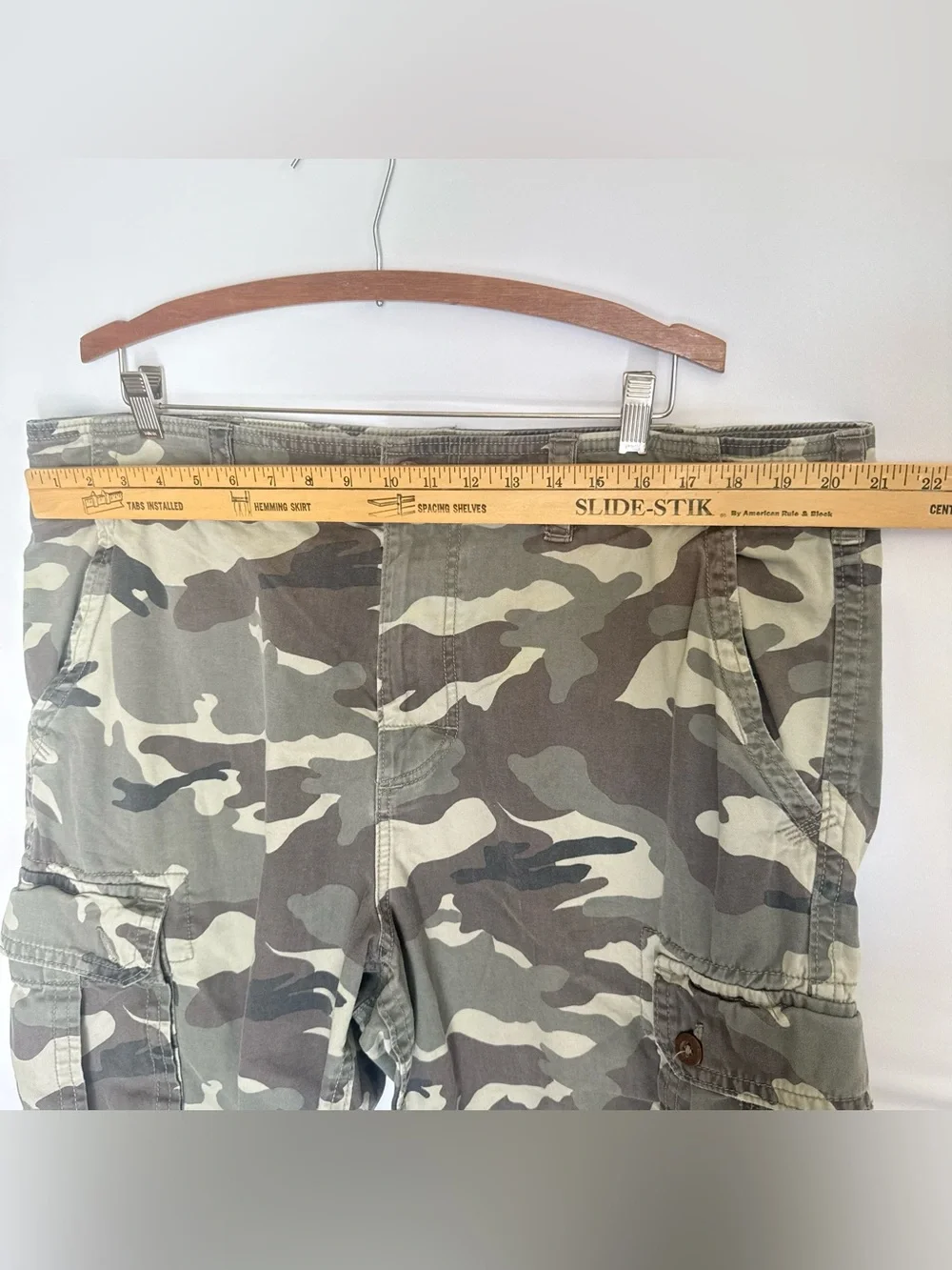 American Eagle Outfitters Beige and Olive Long Cargo Shorts Y2K Baggy 23” 40w - Picture 5 of 10